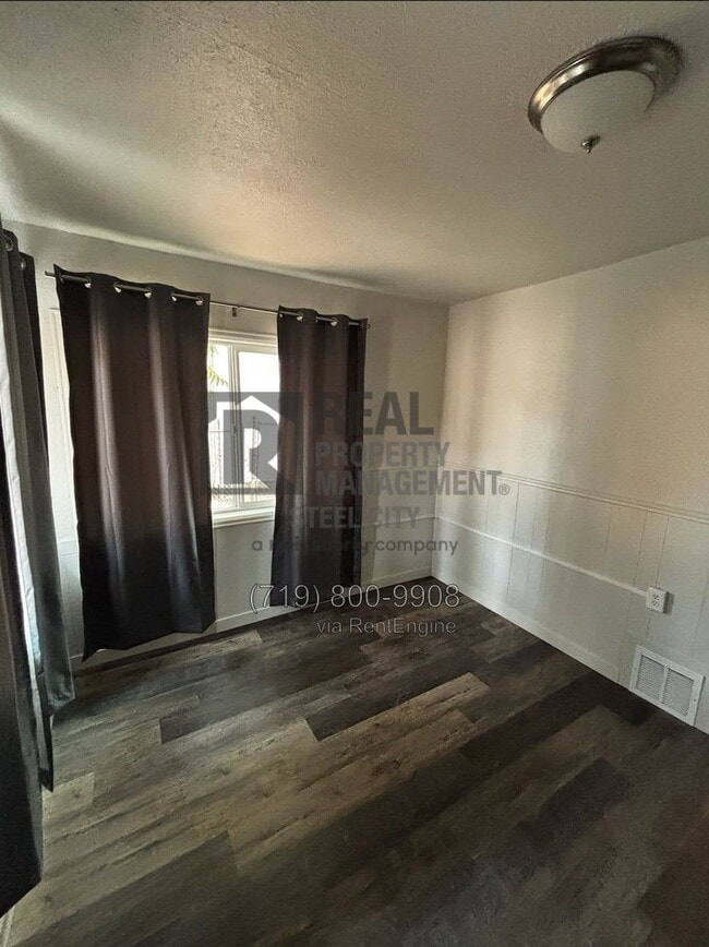 Foto del edificio - 1428 E Orman Ave