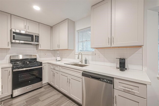 Building Photo - 26415 Hunters Hollow Dr