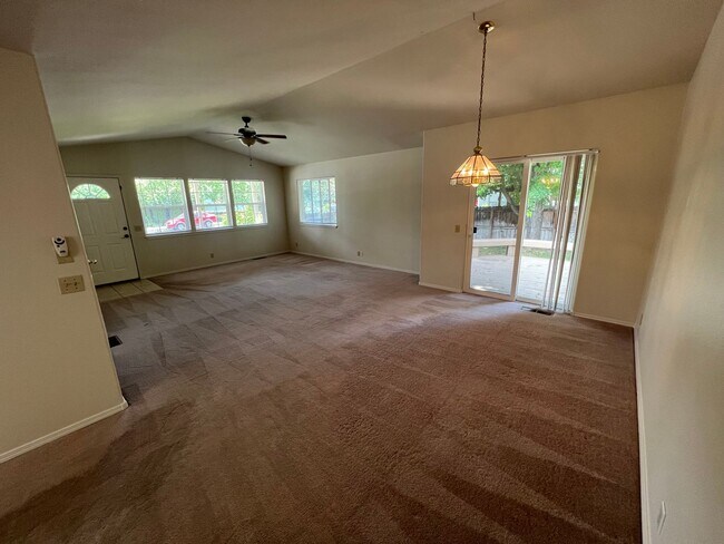 Foto del edificio - NE Bend 3 Bed/2 Bath Single Family Home - ...