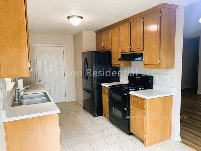 Building Photo - Beautiful 3b Room!Move in ready!