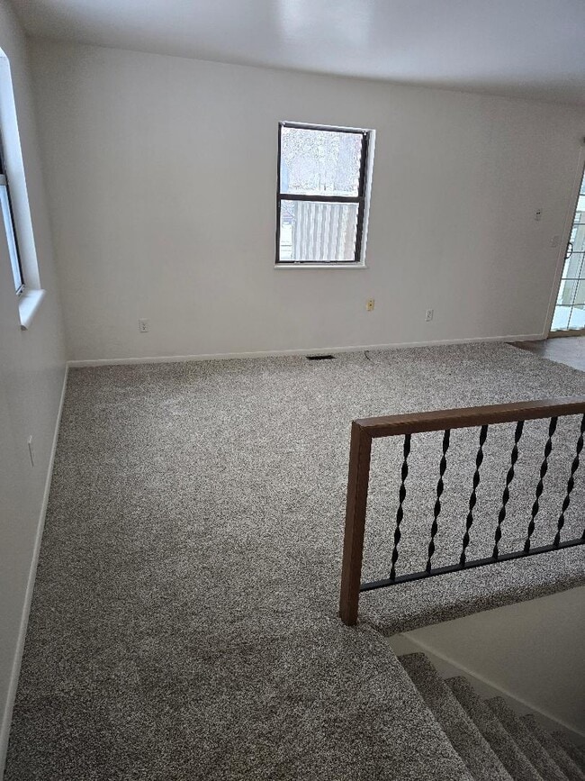 Fotografía del edificio - 3520 Oak Tree Dr