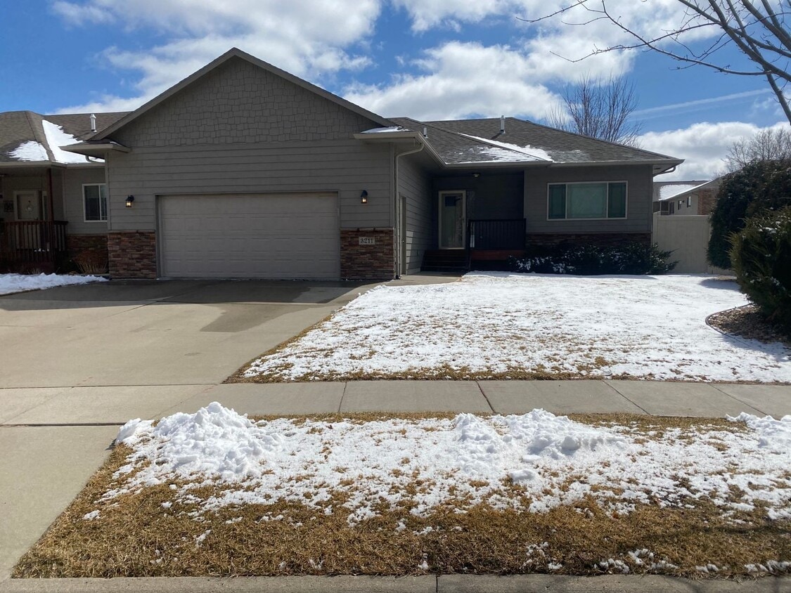 Foto principal - Large Ranch Style Twin Home For Rent