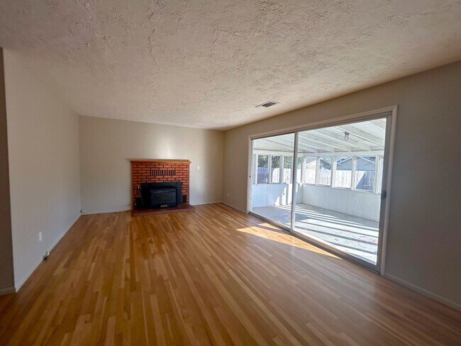 Foto del edificio - 240 Encinal Dr