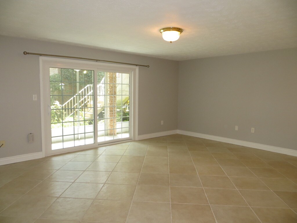 living room - 4318 Lake Underhill Rd
