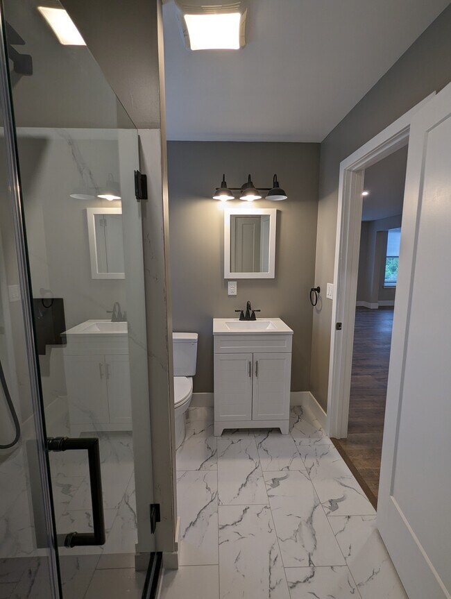 Baño nuevo - 144 N Main St