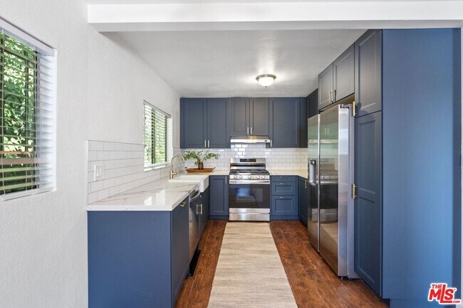 Foto del edificio - 817 N Hobart Blvd