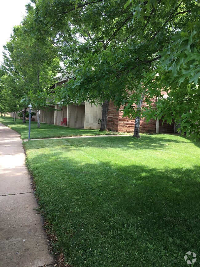 Front yard - Harvest Manor Apartments