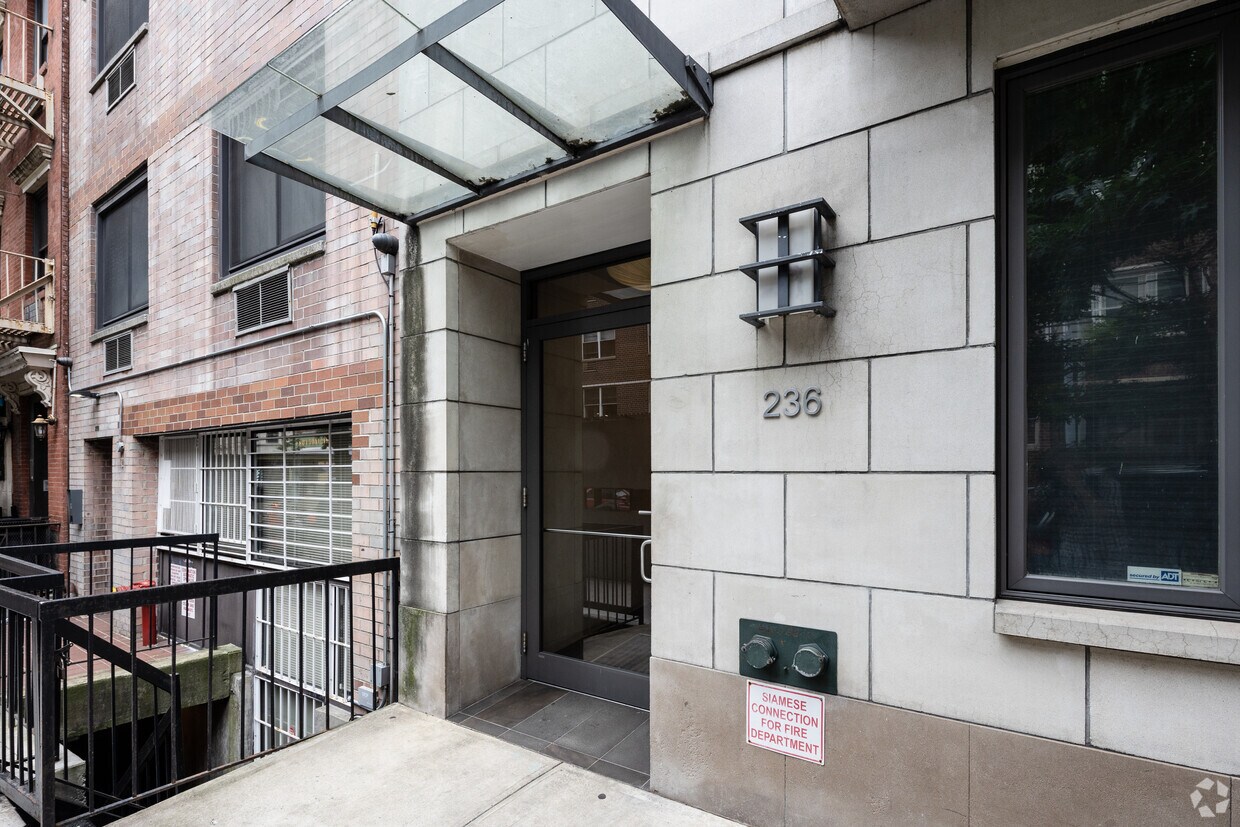 Entrance - 236 E 81st St