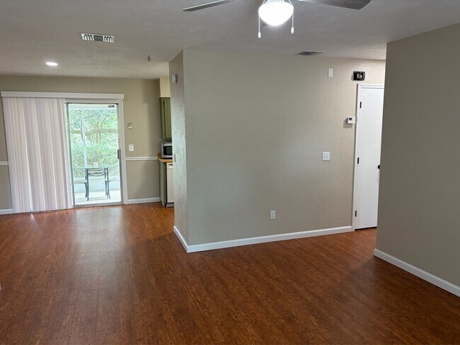 Foto del edificio - 4201 Woodhill Ct