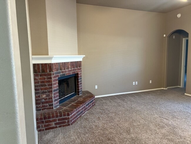 Building Photo - Welcome to this stunning 3-bedroom, 2-bathroom home located in the desirable Broken Arrow, OK.