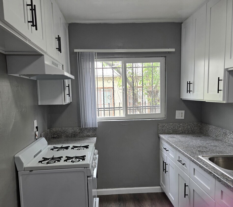 Foto principal - 9300 S Western Ave