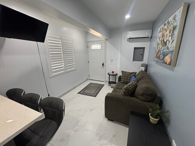 Foto del edificio - Remodeled 1-Bedroom ADU with All Utilities Included in Pacoima!