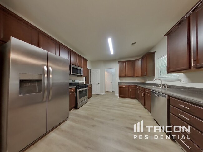 Building Photo - 1999 Oakbluff Way SW