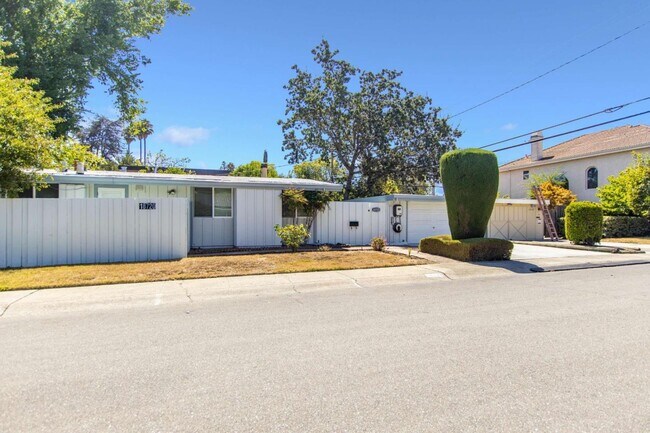 Foto del edificio - 18720 Tilson Ave