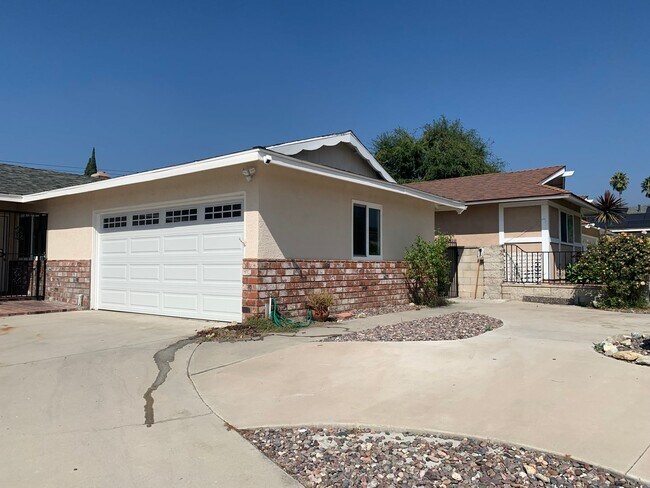 Building Photo - Spacious Property