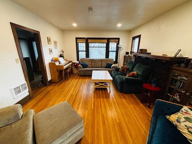 Building Photo - 202 E 7th St