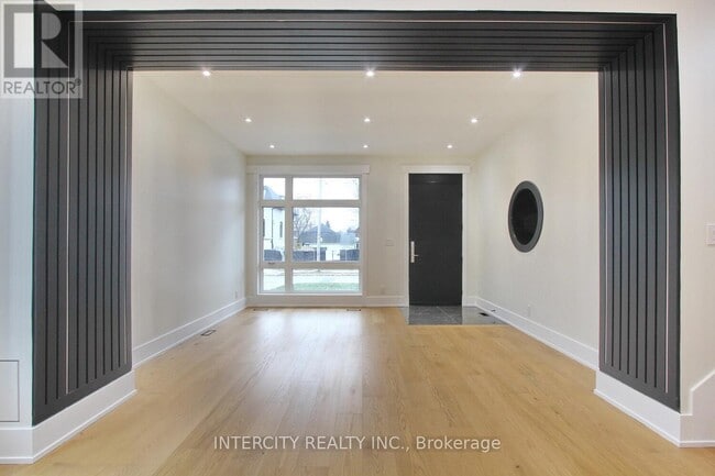 Building Photo - 38 Murrie St