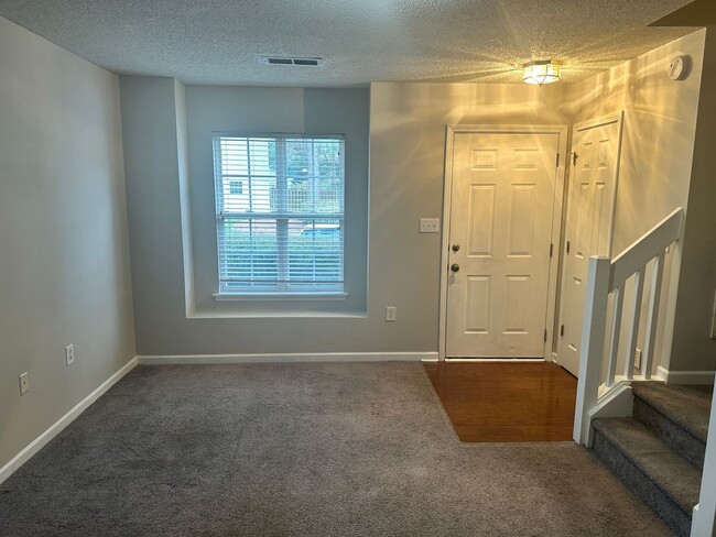 Foto del edificio - 2 Bedroom Townhome in Maplecrest Complex!!