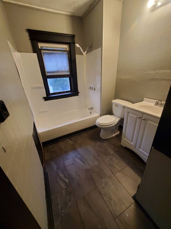 Building Photo - Charming 3-Bedroom Property in Prime Location