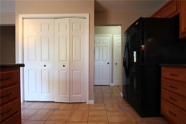 Building Photo - 1825 Skyline Dr