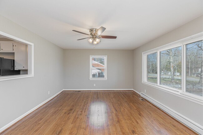 Building Photo - Updated Brick Ranch, Hardwoods, New Window...