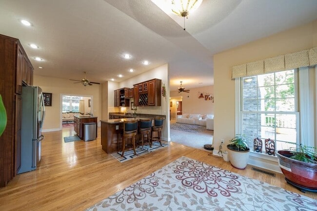 Photo - 285 Steeplechase Dr House