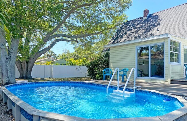 Building Photo - Charming Two-Story Pool Home Near Downtown...
