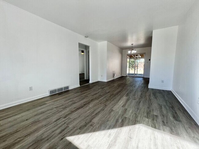 Foto del edificio - Newly Renovated 2 Bed 1 Bath Duplex in Nor...