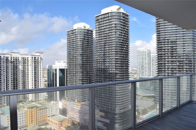 Building Photo - 1010 Brickell Ave