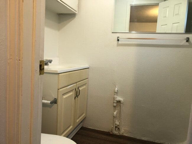 Building Photo - 634 NE Gray Ln