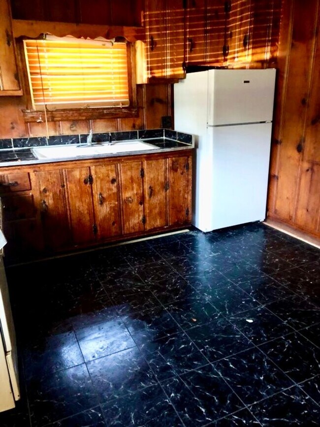 Building Photo - Two bedroom, 1 bath house in Burlington