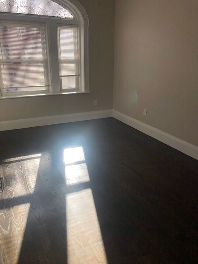 Building Photo - Beautiful 4 Bed 2 Bath in Brookline availa...