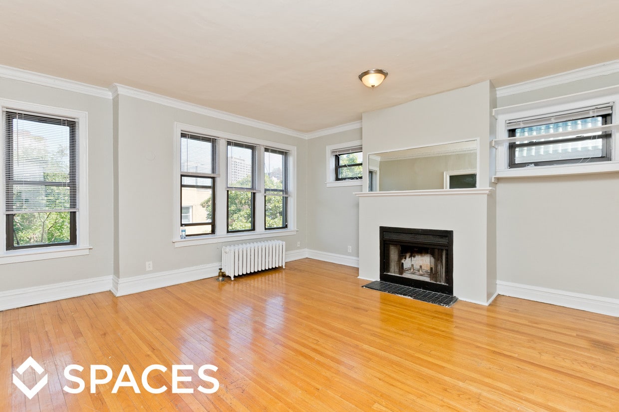 Primary Photo - 627 W Roscoe St