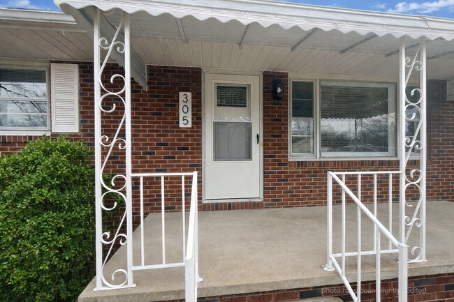 Foto del edificio - Three bedroom, 1.5 bath house in Burlington