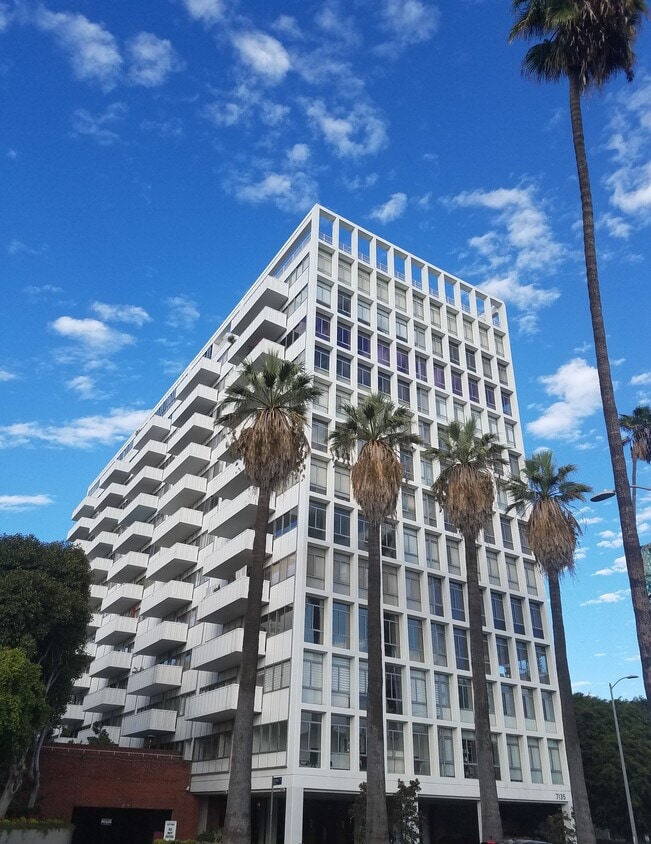Foto principal - 7135 Hollywood Blvd