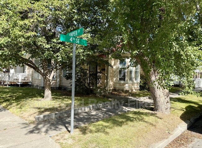 Building Photo - 698 4th St