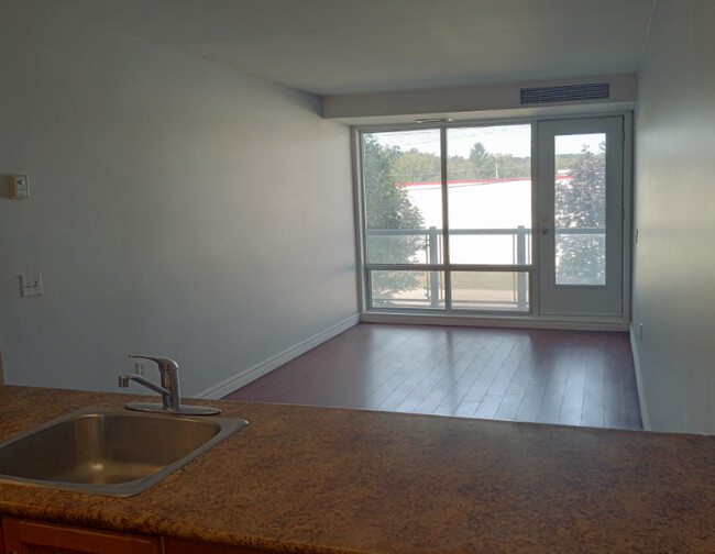 Living Area 214-95 - 95 Barrie Rd