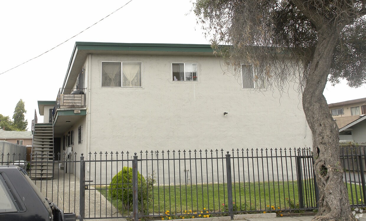 Foto del edificio - 9612 E St