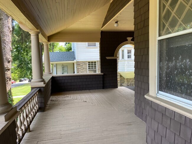 Porche delantero común - 7936 Montgomery Ave