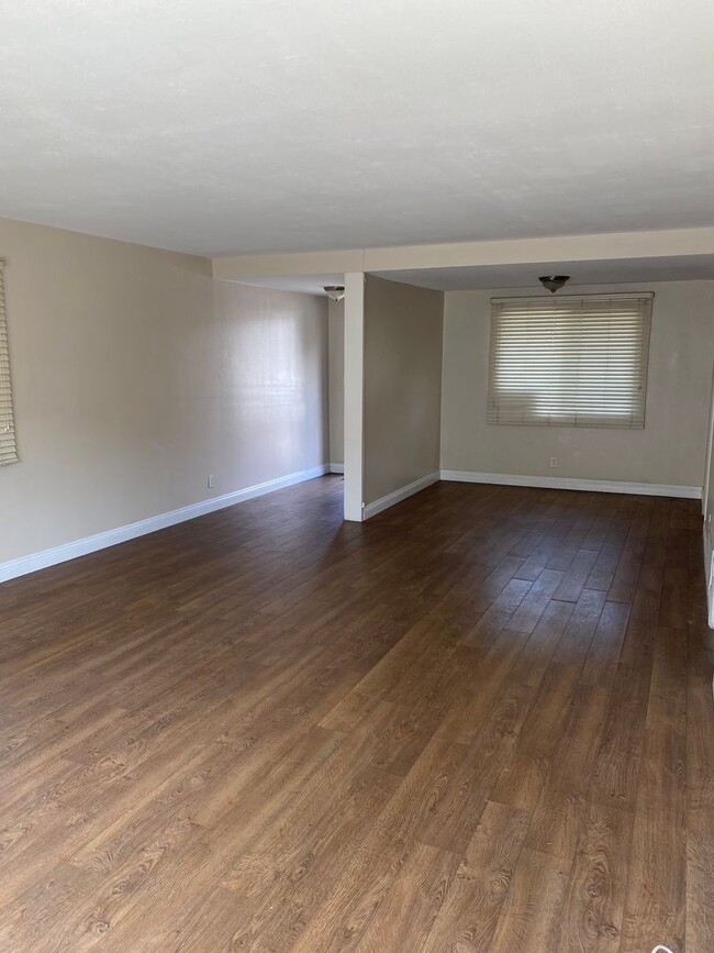 Building Photo - 2-Bedroom Costa Mesa Condo with Pool Acces...