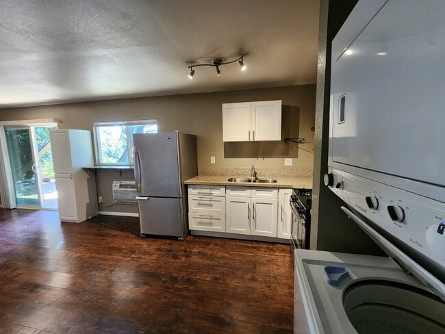 Building Photo - Updated 1BR/1BA apartment