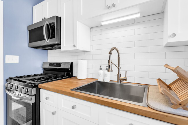kitchen - 1050 Tilden St NW
