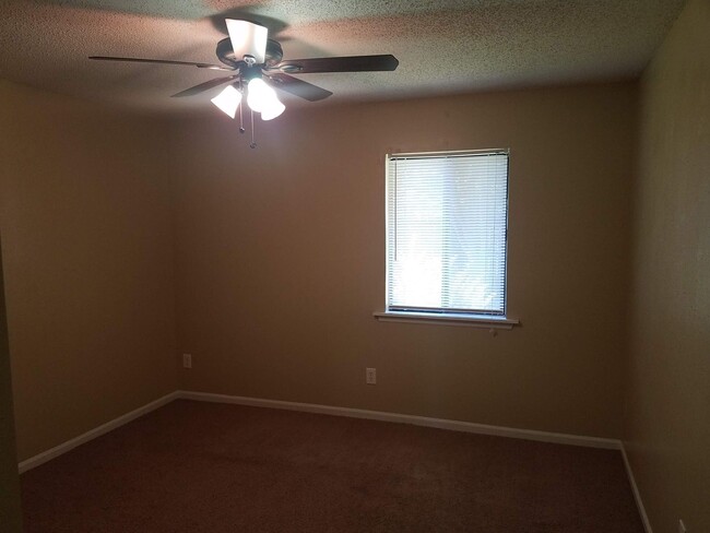 Foto del edificio - Cute 2BD/1BA condo. Close to shopping cent...