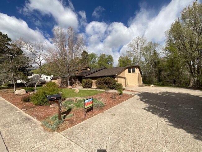 Building Photo - 5 Bedroom Home Available Near W Cheyenne R...