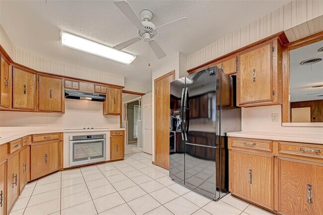 Building Photo - 2801 Whispering Pines St