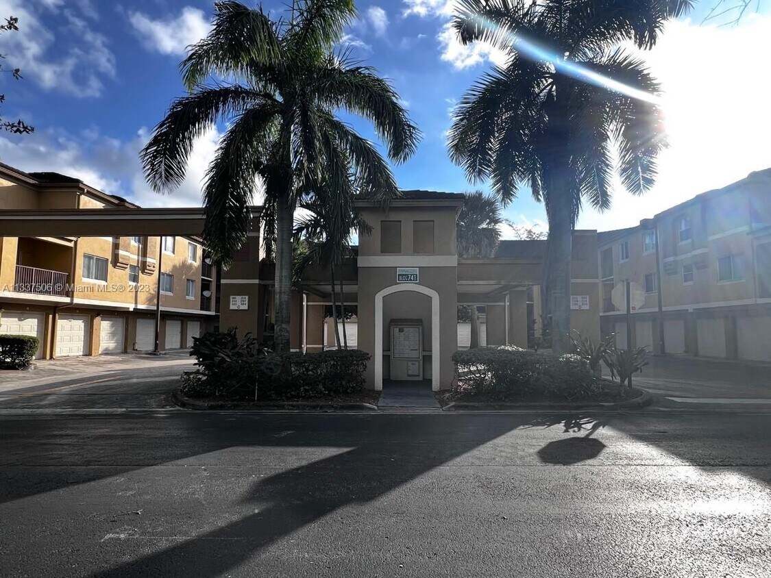 Foto principal - 741 N Pine Island Rd