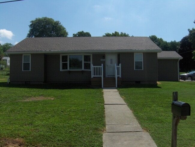 Building Photo - 2023 Sun Valley Rd
