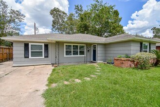 Building Photo - 7406 Schiller St