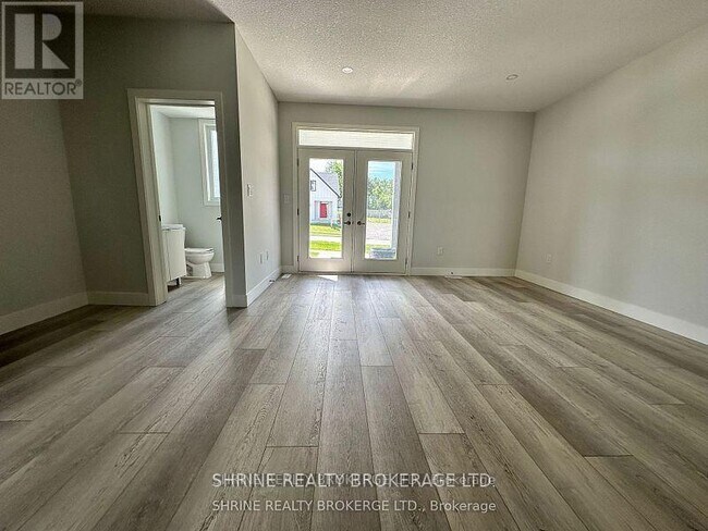 Building Photo - 990 Deveron Crescent