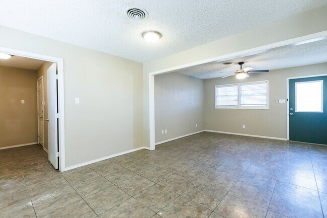 Foto del edificio - Wonderful 3 Bedroom, 1 bathroom in Central...